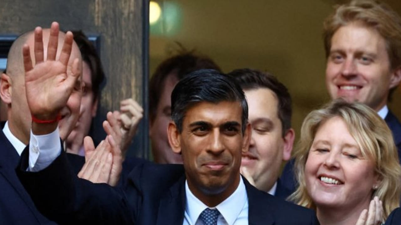 మరోవైపు రిషి సునాక్‌పై వచ్చే వివాదలు కూడా సమస్యను పెంచుతున్నాయి. గతంలో ఆయన ఛాన్సలర్‌గా ఉన్నప్పటి నుంచి రాసిన దాన్ని చెరిపేసే విధంగా వీలున్న ‘పైలట్‌ వి’ పెన్నులను వాడేవారు. ప్రధాని అయ్యాకా కూడా అవే పెన్నులను అధికారిక కార్యక్రమాల్లో వాడటం విమర్శలకు దారి తీస్తున్నాయి. సునాక్ రాసిన వాటిని తుడిచే ప్రయత్నం చేయనప్పటికీ ఇక భవిష్యత్తులో కూడా ఆయన చేయరు అని వివరణ ఇచ్చుకోవాల్సిన పరిస్థితి ఏర్పడింది.  