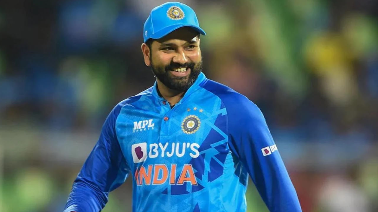 Rohit Sharma: భారత క్రికెట్ జట్టు ప్రస్తుత కెప్టెన్ రోహిత్ శర్మ ఇటీవల వెస్టిండీస్‌తో జరిగిన మొదటి టెస్ట్ మ్యాచ్‌లో సెంచరీ సాధించిన సంగతి తెలిసిందే. భారత కెప్టెన్ ఇన్నింగ్స్ 10 ఫోర్లు, 2 సిక్సర్ల సాయంతో 103 పరుగులు చేశాడు. అయితే, ఎవరూ గుర్తించని రోహిత్ శర్మ అద్భుతమైన రికార్డు గురించి ఇప్పుడు తెలుసుకుందాం.. ఇందులో రోహిత్ చుట్టూ ఏ బ్యాట్స్‌మెన్ కూడా లేడు. 2013 నుంచి అంతర్జాతీయ క్రికెట్‌లో అత్యధిక సిక్సర్లు బాదిన ఆటగాడిగా రోహిత్ శర్మ నిలిచాడు. 