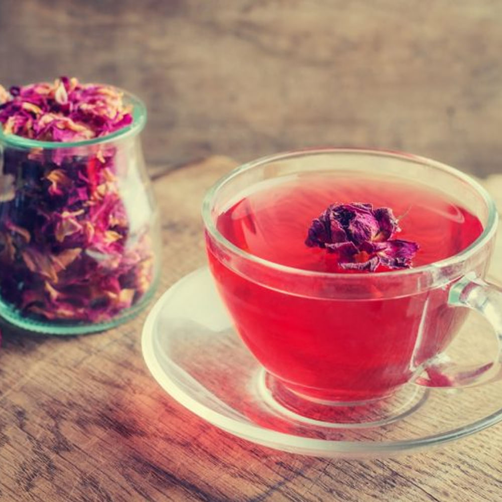 గులాబీ టీ తయారీకి కావలసిన పదార్థాలు – కొన్ని పొడి గులాబీ రేకులు – 1 కప్పు నీరు – రుచికి తేనె లేదా చక్కెర – 1 tsp టీ ఆకులు – కొన్ని గులాబీ సారాంశాలు – కొన్ని పుదీనా ఆకులు