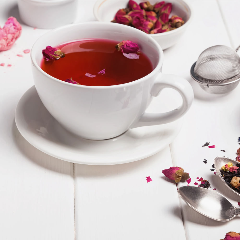 ప్రతి రోజు టీ తయారి విధానం: ముందుగా ఒక గిన్నెలో నీటిని మరిగించి అందులో గులాబీ రేకులను వేసి రంగు మారే వరకు మరిగించాలి. తర్వాత దీనిలో రోజ్ ఎసెన్స్, టీ ఆకులు వేసి, స్టవ్ ఆఫ్ చేయండి. ఐదు నిమిషాల పాటు మూత పెట్టి తేనె, పుదీనా జోడించండి. అంటే రుచికరమైన రోజ్ టీ రెడీ. దానిని వేడిగా తాగండి. ఈ టీ రుచిని మరింత పెంచడానికి కొంచెం దాల్చిన చెక్క పొడిని కూడా కలుపుకోవచ్చు. ఇలా చేయడం వల్ల ఈ టీ రుచి రెట్టింపు అవుతుంది.