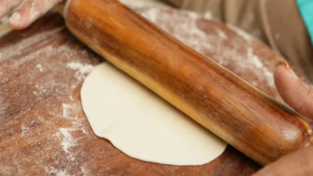 తర్వాత చిన్న చిన్న ముద్దులుగా చేసి రొట్టెను సన్నగా చేసుకోవాలి. రొట్టే లావుగా ఉంటే తినడం కొంత ఇబ్బందిగా మారుతుంది. అందుకే రొట్టెను సన్నగా చేసుకోండి.