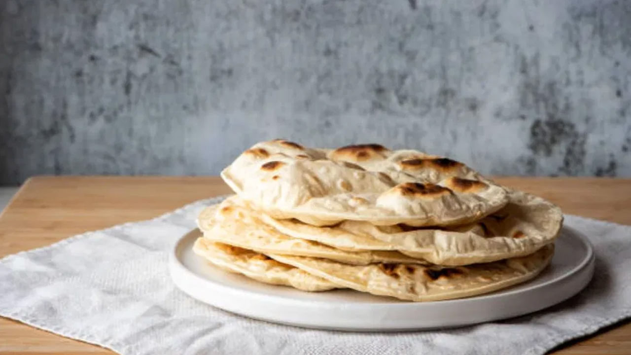 చేతితో తయారు చేసిన రొట్టె ఆరోగ్యానికి మంచిదే అయినప్పటికీ, రొట్టెలు తయారు చేసిన తర్వాత కొంత గట్టిగా మారుతాయి. కాబట్టి చాలా మంది వేడి వేడి రొట్టె తినడానికి ఇష్టపడతారు. కానీ గట్టి రొట్టె పళ్ళతో నలిగిపోదు.