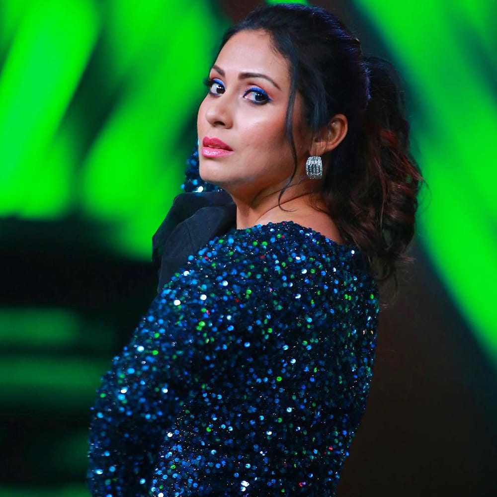 తెలుగు రాష్ట్రాల్లో సదా అంటే తెలియని వారుండరు. జయం మూవీతో సినీ తెరంగేట్రం చేసింది ఈ ముద్దుగుమ్మ. మొదటి చిత్రం బ్లాక్ బస్టర్ కావడం తెలుగులో వరుస ఆఫర్స్ అందుకుని తక్కువ సమయంలోనే స్టార్ హీరోయిన్ గా ఎదిగింది. జూనియర్ ఎన్టీఆర్, బాలకృష్ణ, ఉదయ్ కిరణ్ వంటి ప్రముఖ హీరోలకి జోడిగా నటించింది. ప్రస్తుతం టీవీ షోలలో జడ్జిగా అలరిస్తుంది. తాజా ఈ భామ సోషల్ మీడియాలో షేర్ చేసిన ఫోటోలకుఅభిమానులు ఫిదా అవుతున్నారు.