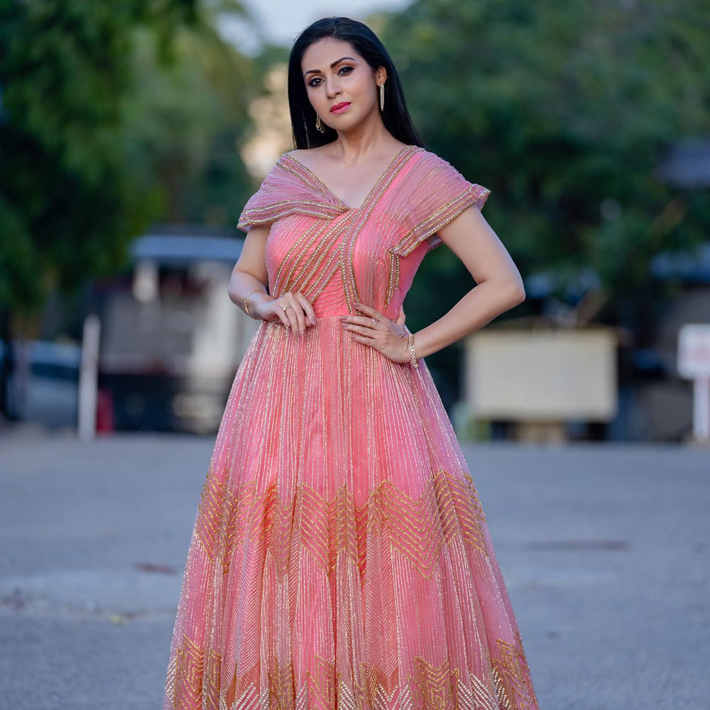 హీరోయిన్ గా నటించకపోయిన ఏ మాత్రం తగ్గడంలేదు సదా అందం.. నాలుగు పదుల వయసులో కూడా ఇసుమంతైనా తగ్గని అందం తో అందరిని మైమరిపిస్తోంది ఈ బ్యూటీ.. తాజాగా పింక్ కలర్ లాంగ్ ఫ్రాక్ షేర్ చేసిన ఫోటోస్ నెట్టింట వైరల్ అవుతున్నాయి.
