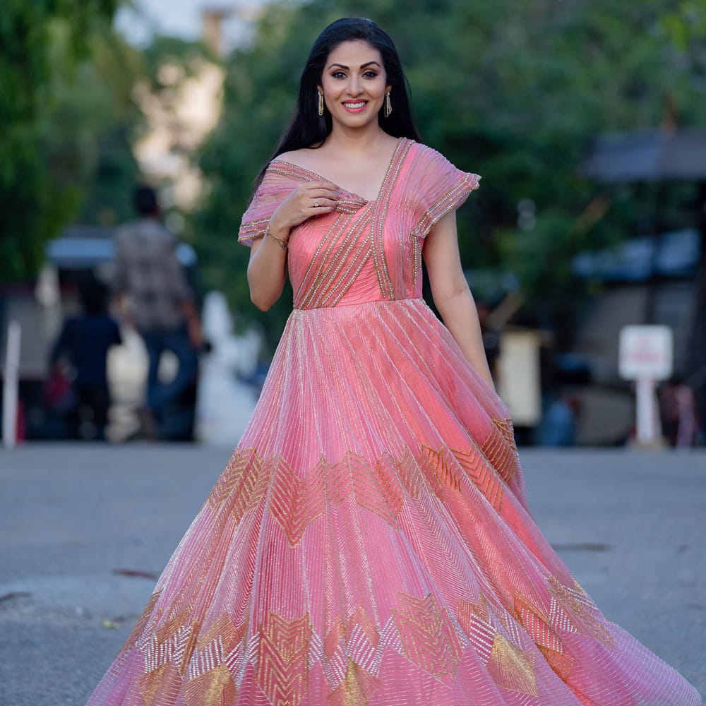 హీరోయిన్ గా నటించకపోయిన ఏ మాత్రం తగ్గడంలేదు సదా అందం.. నాలుగు పదుల వయసులో కూడా ఇసుమంతైనా తగ్గని అందం తో అందరిని మైమరిపిస్తోంది ఈ బ్యూటీ.. తాజాగా పింక్ కలర్ లాంగ్ ఫ్రాక్ షేర్ చేసిన ఫోటోస్ నెట్టింట వైరల్ అవుతున్నాయి.
