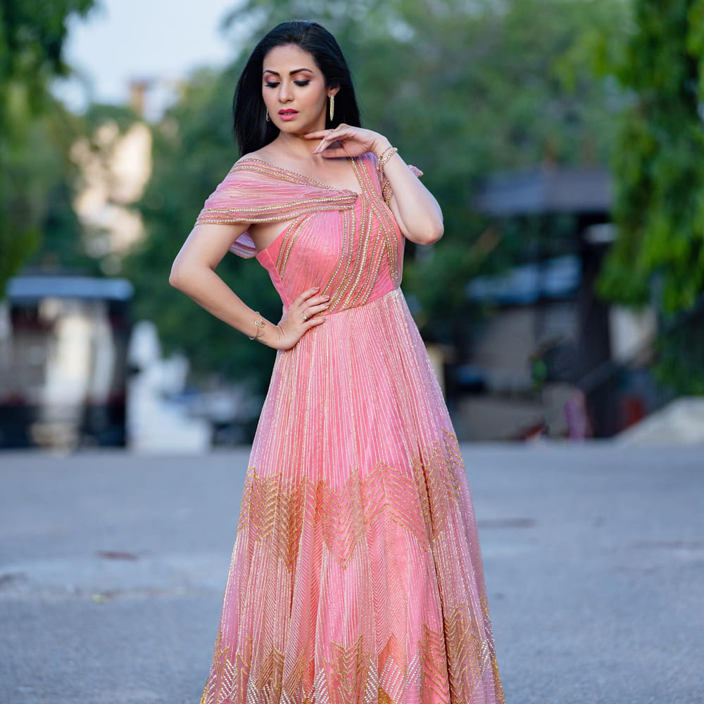 హీరోయిన్ గా నటించకపోయిన ఏ మాత్రం తగ్గడంలేదు సదా అందం.. నాలుగు పదుల వయసులో కూడా ఇసుమంతైనా తగ్గని అందం తో అందరిని మైమరిపిస్తోంది ఈ బ్యూటీ.. తాజాగా పింక్ కలర్ లాంగ్ ఫ్రాక్ షేర్ చేసిన ఫోటోస్ నెట్టింట వైరల్ అవుతున్నాయి.
