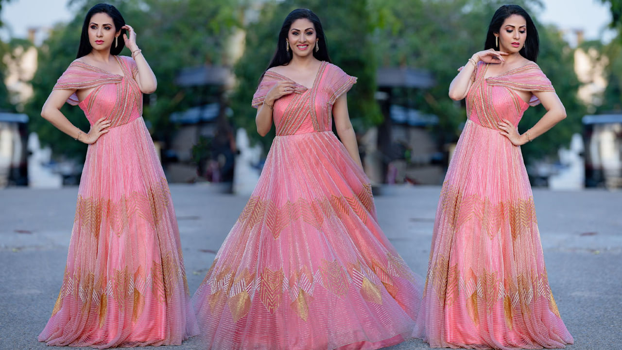 హీరోయిన్ గా నటించకపోయిన ఏ మాత్రం తగ్గడంలేదు సదా అందం.. నాలుగు పదుల వయసులో కూడా ఇసుమంతైనా తగ్గని అందం తో అందరిని మైమరిపిస్తోంది ఈ బ్యూటీ.. తాజాగా పింక్ కలర్ లాంగ్ ఫ్రాక్ షేర్ చేసిన ఫోటోస్ నెట్టింట వైరల్ అవుతున్నాయి.
