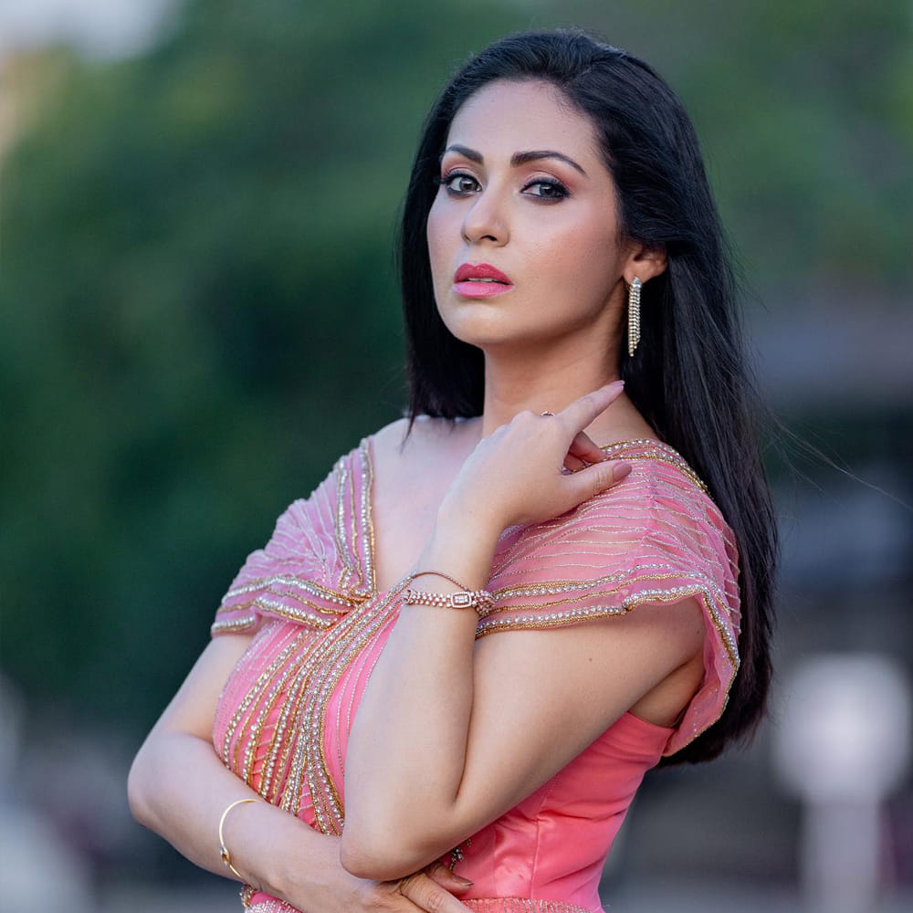 హీరోయిన్ గా నటించకపోయిన ఏ మాత్రం తగ్గడంలేదు సదా అందం.. నాలుగు పదుల వయసులో కూడా ఇసుమంతైనా తగ్గని అందం తో అందరిని మైమరిపిస్తోంది ఈ బ్యూటీ.. తాజాగా పింక్ కలర్ లాంగ్ ఫ్రాక్ షేర్ చేసిన ఫోటోస్ నెట్టింట వైరల్ అవుతున్నాయి.
