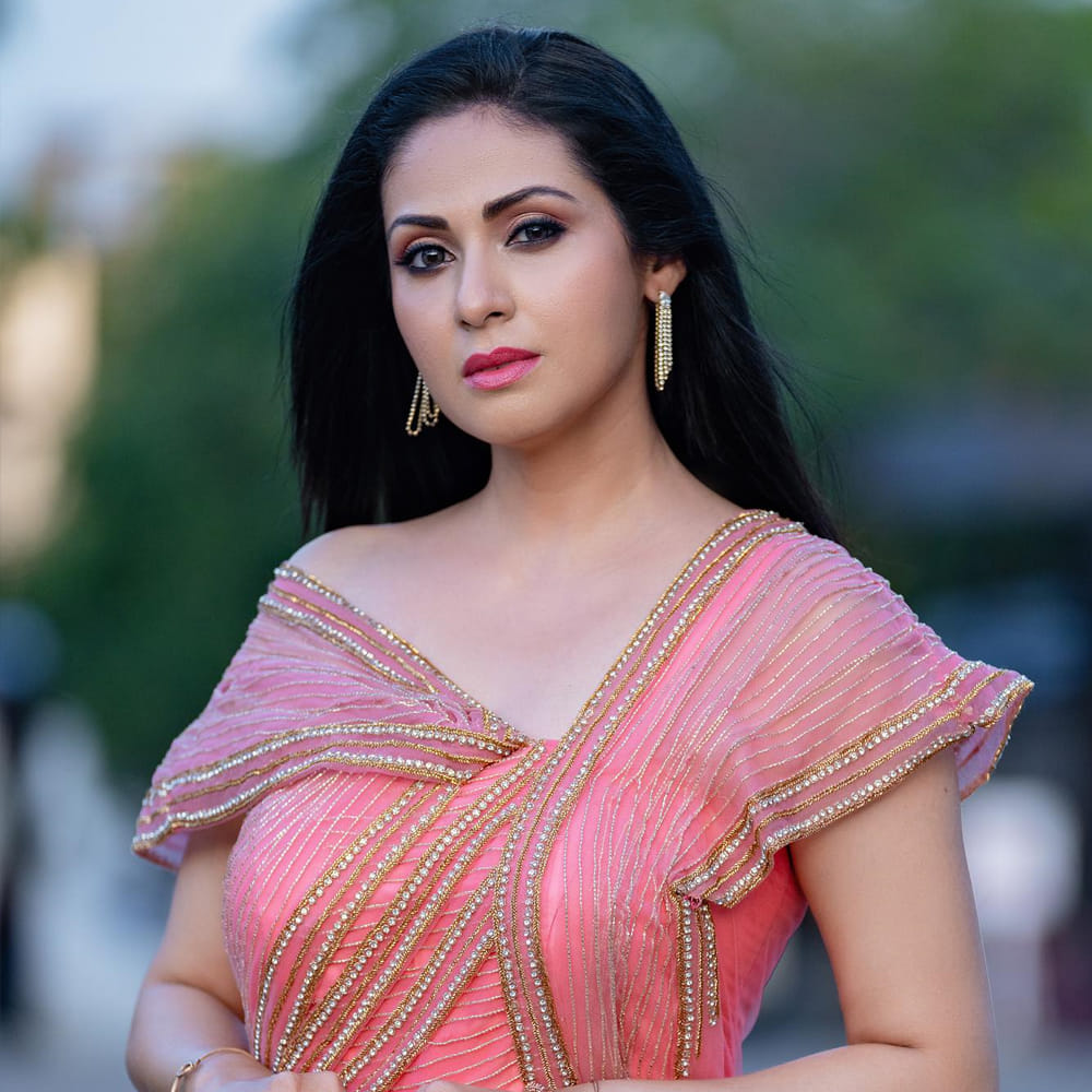 హీరోయిన్ గా నటించకపోయిన ఏ మాత్రం తగ్గడంలేదు సదా అందం.. నాలుగు పదుల వయసులో కూడా ఇసుమంతైనా తగ్గని అందం తో అందరిని మైమరిపిస్తోంది ఈ బ్యూటీ.. తాజాగా పింక్ కలర్ లాంగ్ ఫ్రాక్ షేర్ చేసిన ఫోటోస్ నెట్టింట వైరల్ అవుతున్నాయి.
