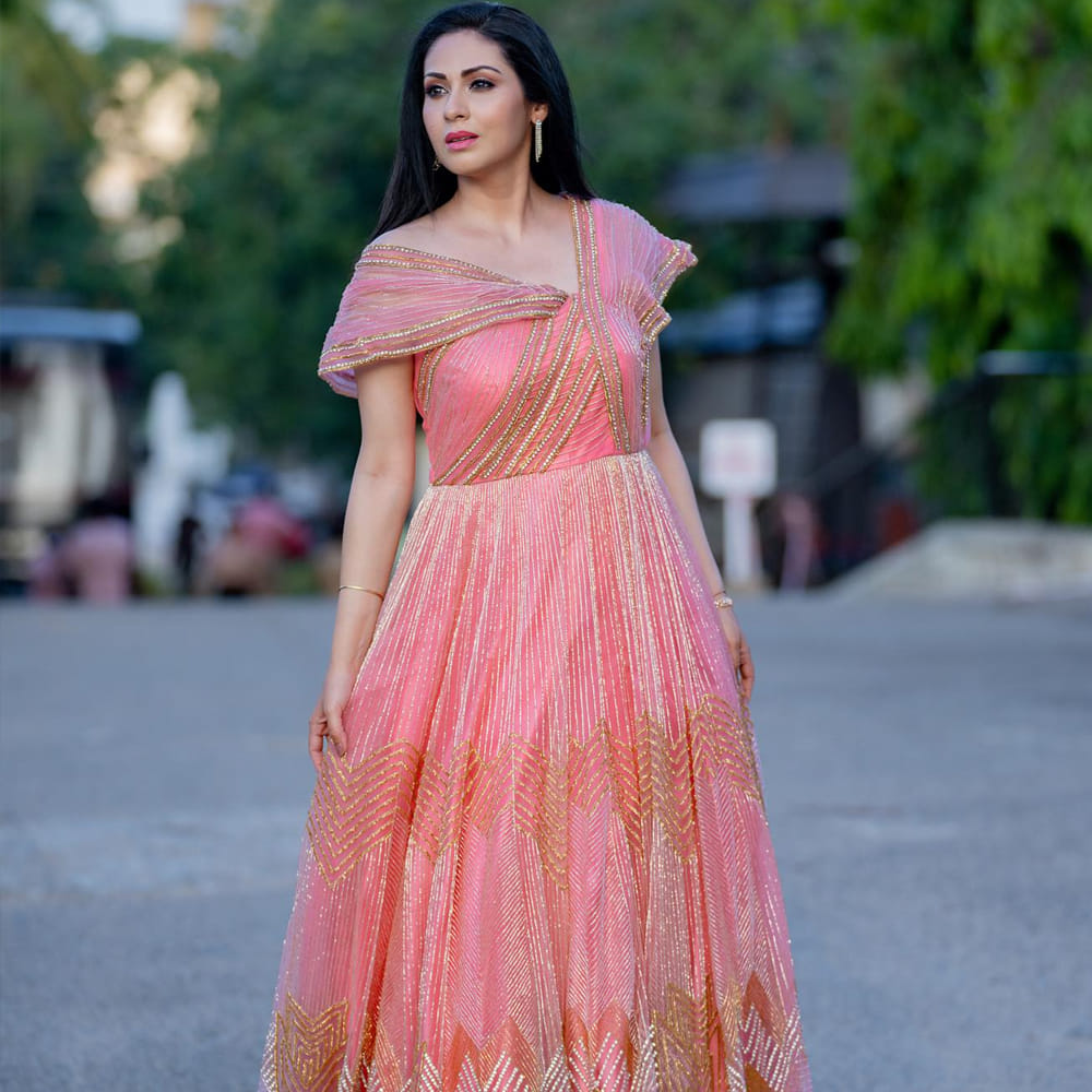 హీరోయిన్ గా నటించకపోయిన ఏ మాత్రం తగ్గడంలేదు సదా అందం.. నాలుగు పదుల వయసులో కూడా ఇసుమంతైనా తగ్గని అందం తో అందరిని మైమరిపిస్తోంది ఈ బ్యూటీ.. తాజాగా పింక్ కలర్ లాంగ్ ఫ్రాక్ షేర్ చేసిన ఫోటోస్ నెట్టింట వైరల్ అవుతున్నాయి.
