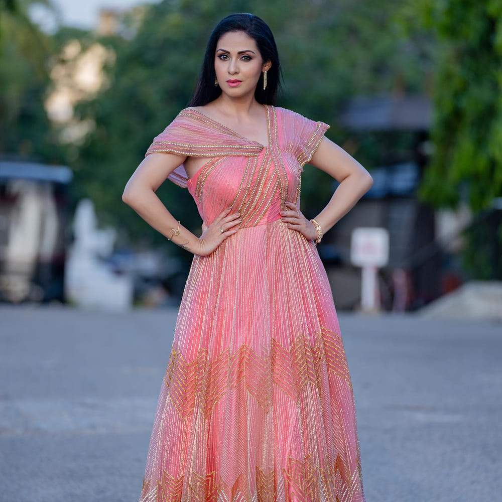 హీరోయిన్ గా నటించకపోయిన ఏ మాత్రం తగ్గడంలేదు సదా అందం.. నాలుగు పదుల వయసులో కూడా ఇసుమంతైనా తగ్గని అందం తో అందరిని మైమరిపిస్తోంది ఈ బ్యూటీ.. తాజాగా పింక్ కలర్ లాంగ్ ఫ్రాక్ షేర్ చేసిన ఫోటోస్ నెట్టింట వైరల్ అవుతున్నాయి.
