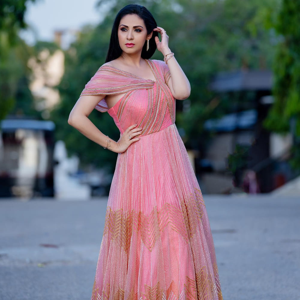 హీరోయిన్ గా నటించకపోయిన ఏ మాత్రం తగ్గడంలేదు సదా అందం.. నాలుగు పదుల వయసులో కూడా ఇసుమంతైనా తగ్గని అందం తో అందరిని మైమరిపిస్తోంది ఈ బ్యూటీ.. తాజాగా పింక్ కలర్ లాంగ్ ఫ్రాక్ షేర్ చేసిన ఫోటోస్ నెట్టింట వైరల్ అవుతున్నాయి.
