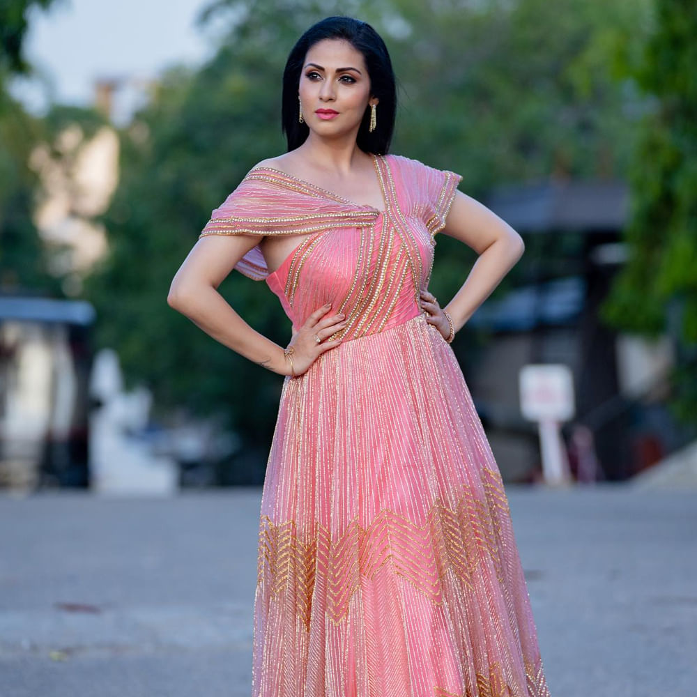 హీరోయిన్ గా నటించకపోయిన ఏ మాత్రం తగ్గడంలేదు సదా అందం.. నాలుగు పదుల వయసులో కూడా ఇసుమంతైనా తగ్గని అందం తో అందరిని మైమరిపిస్తోంది ఈ బ్యూటీ.. తాజాగా పింక్ కలర్ లాంగ్ ఫ్రాక్ షేర్ చేసిన ఫోటోస్ నెట్టింట వైరల్ అవుతున్నాయి.
