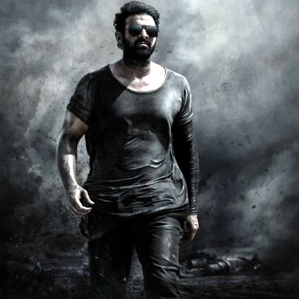 ప్రస్తుతం సోషల్ మీడియాను షేక్ చేస్తోంది సలార్ టీజర్. విడుదలకు ముందే సరికొత్త రికార్డ్స్ సృష్టిస్తోంది. ఇప్పుడు ఎక్కడా చూసిన సలార్ మాయే కనిపిస్తోంది.