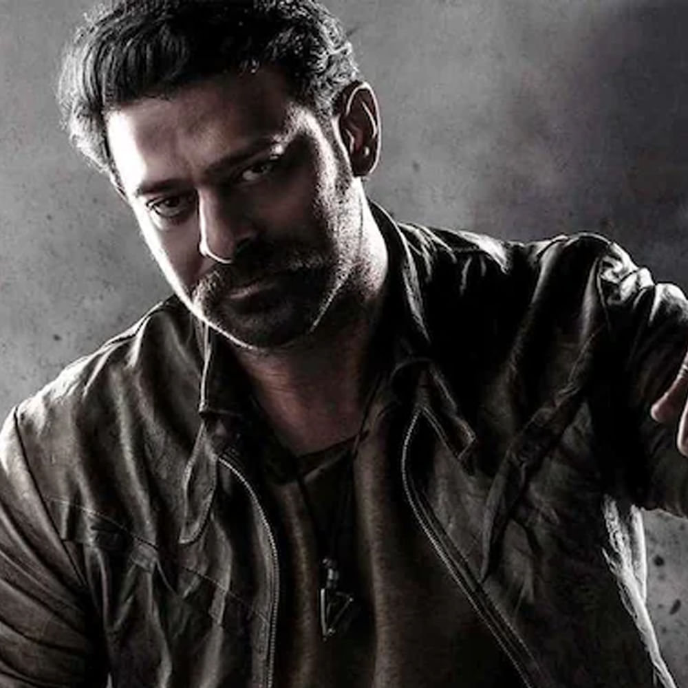 డార్లింగ్ ఫ్యాన్స్ ఊహించినదానికంటే అద్భుతమైన ఎలివేషన్స్తో టీజర్ రిలీజ్ చేశారు మేకర్స్. ఇందులో ఫుల్ మాస్ అవతారంలో రచ్చ చేసేందుకు సిద్ధమయ్యారు ప్రభాస్.