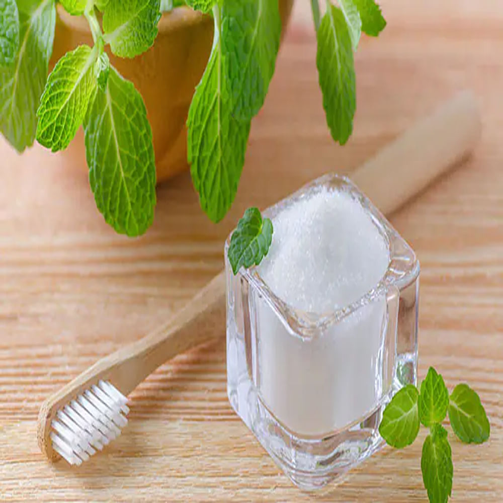 మీ చిగుళ్ళు, దంతాలను బలంగా, ఆరోగ్యంగా ఉంచడానికి చాలా ముఖ్యమైన ఖనిజాలు ఉప్పులో ఉంటాయి. కాబట్టి, మీరు ఉప్పును ఉపయోగించి క్రమం తప్పకుండా పళ్ళు తోముకోవడం వల్ల మీ చిగుళ్ళు, దంతాల ఆరోగ్యాన్ని కాపాడడంలో సహాయపడుతుంది.