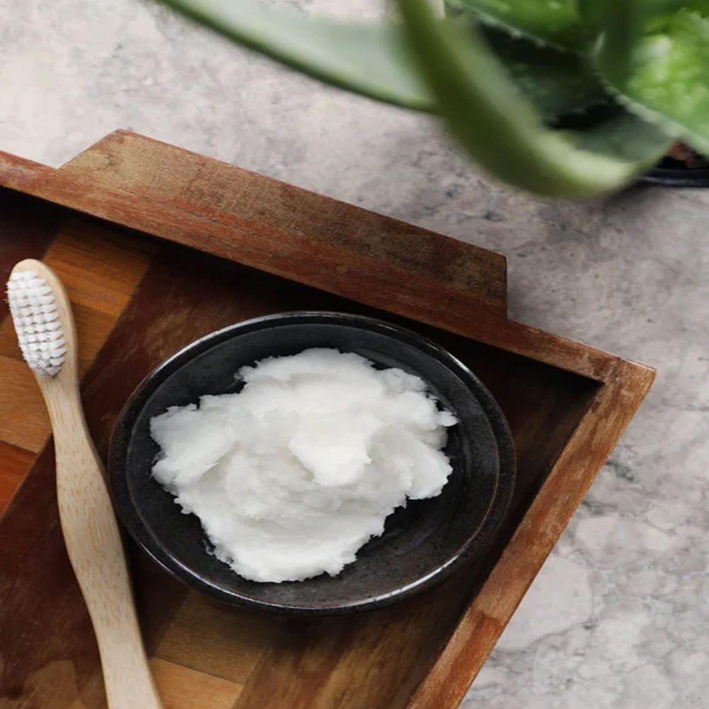 గోరువెచ్చని నీటిలో ఉప్పు కలిపి తీసుకోవడం వల్ల నోటి దుర్వాసన సమస్యను సమర్ధవంతంగా పరిష్కరించగల మౌత్ వాష్ లాగా పనిచేస్తుంది.