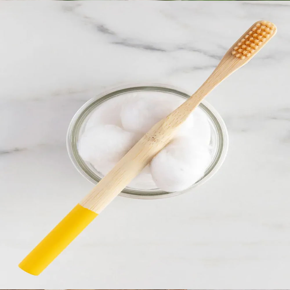 ఉప్పును క్లీనింగ్ పౌడర్గా ఉపయోగించినప్పుడు మీ దంతాల నుండి ఫలకం, ఇతర అవశేషాలను త్వరగా తొలగిస్తుంది. ఉప్పు యాంటీ బాక్టీరియల్ లక్షణాలను కలిగి ఉండడం కారణంగా హానికర క్రిములు తొలగిపోతాయి.