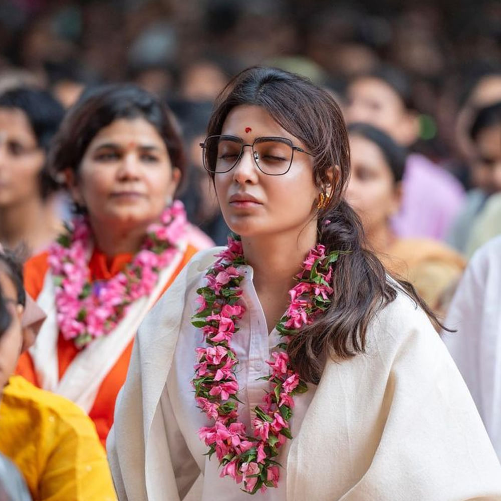  Samantha - హీలింగ్‌ జర్నీ  సమంత హీలింగ్‌ జర్నీ మొదలుపెట్టారు. ఆమె ప్రస్తుతం కోయంబత్తూరులోని ఈషా యోగా సెంటర్‌లో ఉన్నారు. ఒకప్పుడు మెడిటేషన్‌ చేస్తుంటే రకరకాల ఆలోచనలు వచ్చేవని, అసాధ్యమనిపించేదని అన్నారు. కానీ ఇప్పుడు ధ్యానం మంచి స్ట్రెంగ్త్ ఇస్తోందని తెలిపారు. ప్రపంచంలో విలువైన విషయాలన్నీ ఉచితంగానే లభిస్తాయని చెప్పారు సామ్‌. 