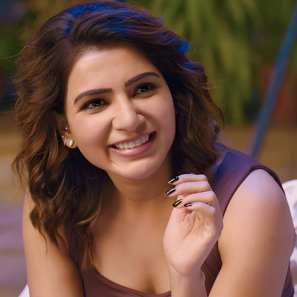 Samantha: సమంత @ నెంబర్ 1..  సమంత మరో అరుదైన ఫీట్ అందుకున్నారు. సినిమాలు చేసినా చేయకపోయినా ఈమెకు సోషల్ మీడియాలో ఉన్న ఫాలోయింగ్ మాత్రం తగ్గట్లేదు. తాజాగా ప్రముఖ సంస్థ ఆర్మాక్స్ ప్రకటించిన మోస్ట్ పాపులర్ ఫీమేల్ స్టార్స్ ఆఫ్ ఇండియా లిస్టులో సమంత నెంబర్ వన్ పొజిషన్ అందుకున్నారు. అలియా భట్, దీపిక, నయనతార లాంటి స్టార్స్ అంతా సమంత తర్వాత స్థానంలో ఉన్నారు.