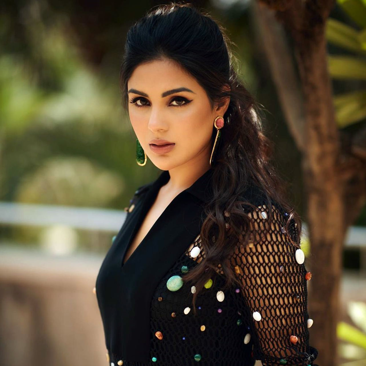 టాలీవుడ్ ఇండస్ట్రీలో గోల్డెన్ బ్యూటీగా క్రేజ్ సంపాదించుకుంది సంయుక్త. తొలి సినిమాతోనే సూపర్ హిట్ అందుకున్న ఈ ముద్దుగుమ్మ.. ఆ తర్వాత వరుసగా హిట్స్ అందుకుని స్టార్ డమ్ సంపాదించుకుంది. 