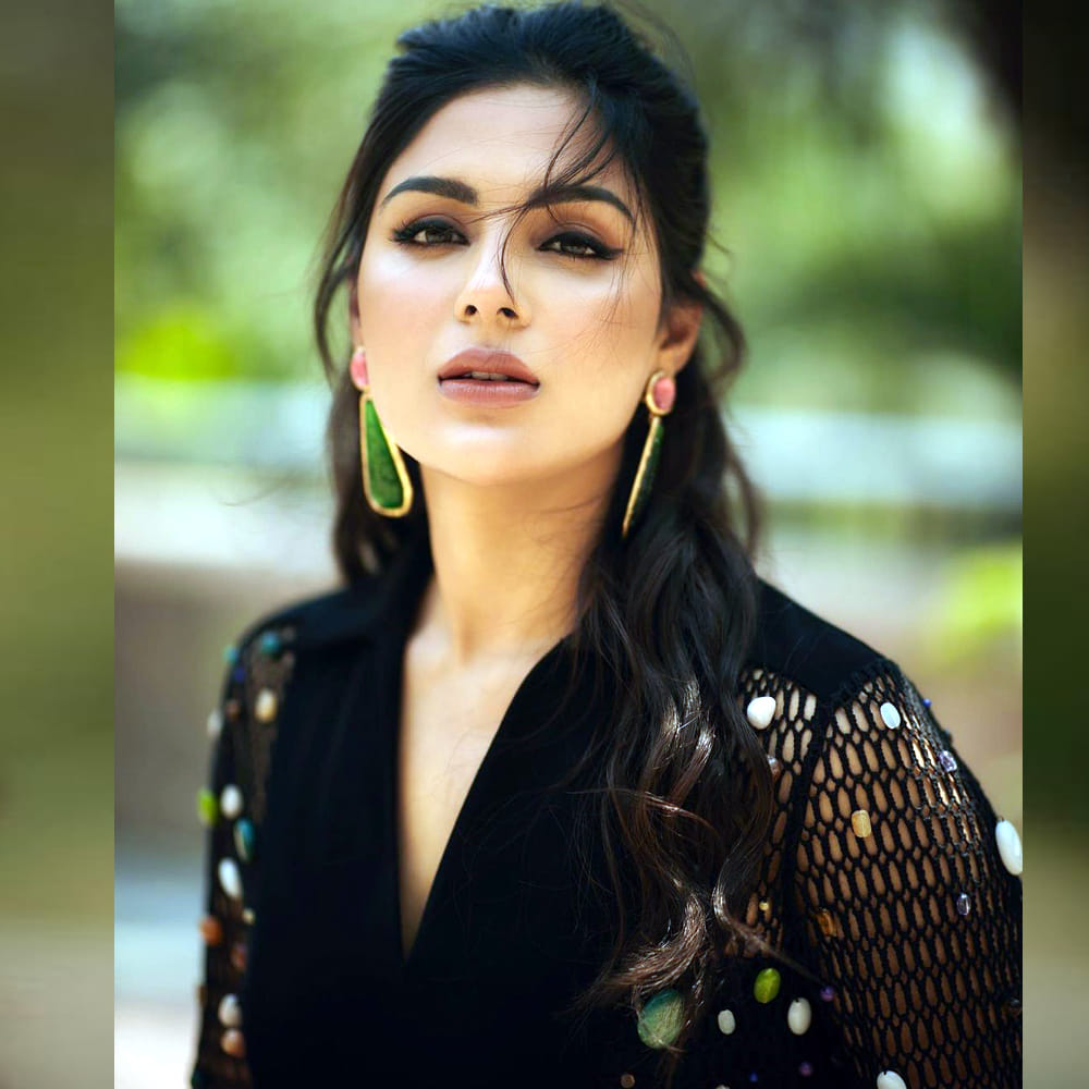 భీమ్లా నాయక్, బింబిసార, సార్, విరూపాక్ష ఇలా ఈ బ్యూటీ నటించిన నాలుగు సినిమాలు హిట్ కావడంతో సంయుక్త టాలీవుడ్ ఇండస్ట్రీలో లక్కీ హీరోయిన్ గా మారింది. కేవలం తెలుగులోనే కాదు.. మలయాళంలోనూ మెప్పించింది. 