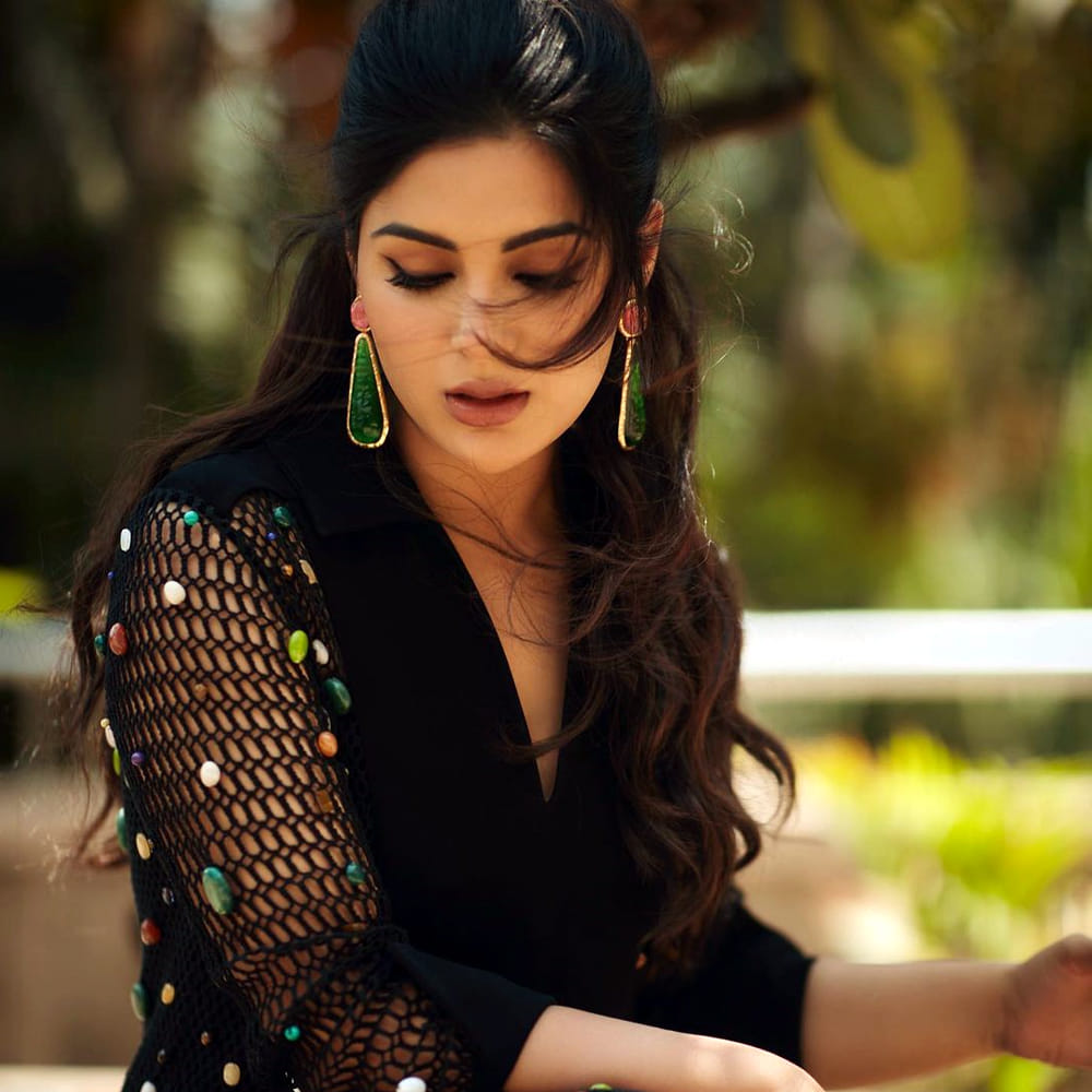 ఇక విరూపాక్ష సినిమాలో సంయుక్త నటనకు సినీ విమర్శకులు ప్రశంసలు కురిపించారు. ఈ చిత్రంలో సంయుక్త అద్భుతంగా నటించిందని పొగిడారు. అయితే ఈ మూవీస్ తర్వాత తెలుగు సినీ పరిశ్రమలో సంయుక్త మరింత బిజీ కానుందని అంతా అనుకున్నారు. 