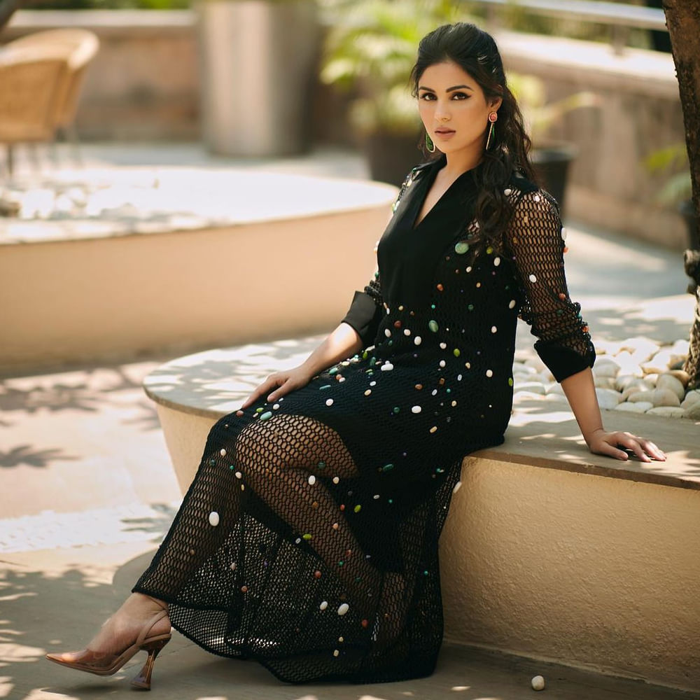 ఇటీవలే విరూపాక్ష సినిమాతో మరో హిట్ అందుకున్న ఈ బ్యూటీ.. ప్రస్తుతం డేవిల్ చిత్రంలో నటిస్తుంది. ఇందులో కళ్యాణ్ రామ్ ప్రధాన పాత్రలో నటిస్తుండగా.. బింబిసార తర్వాత ఈ సూపర్ హిట్ జోడి మరోసారి జత కడుతుంది. 