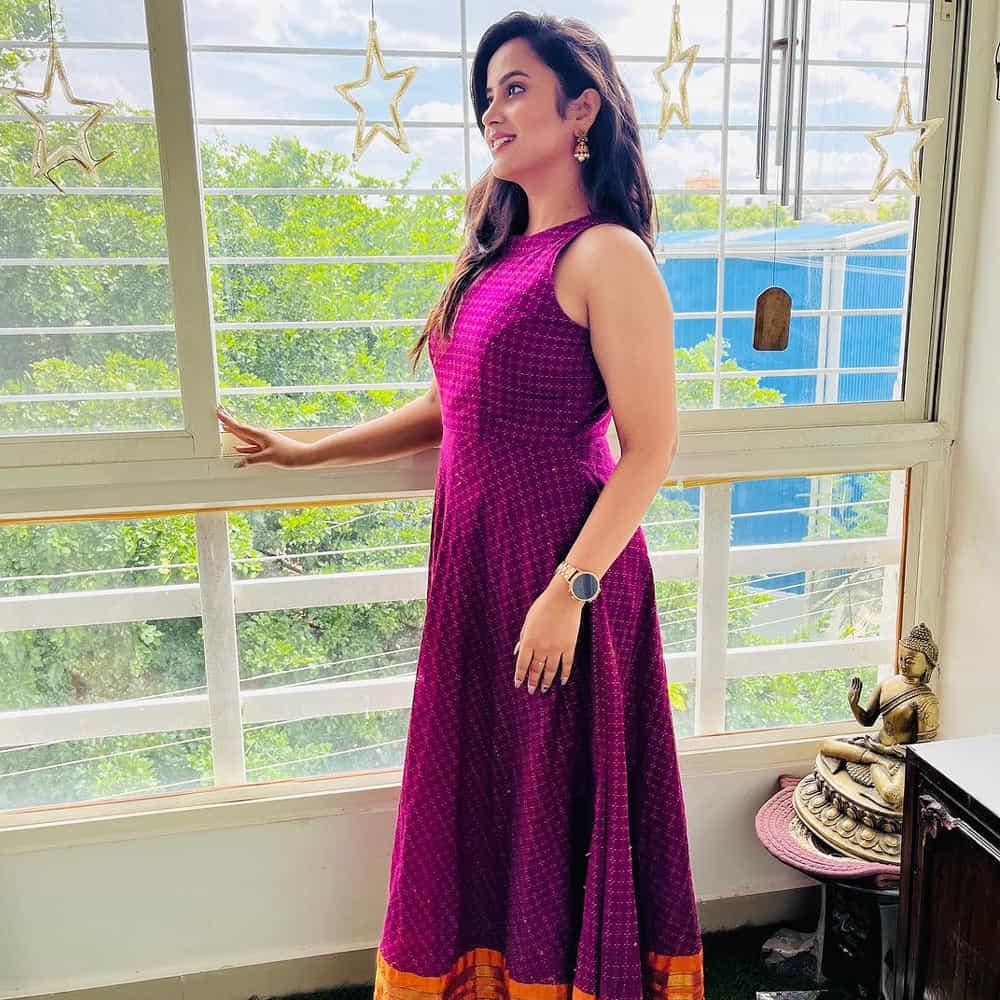 యూట్యూబ్ లో మంచి గుర్తింపు తెచ్చుకున్న వారిలో శీతల్ గౌతమన్ ఒకరు. యూట్యూబ్ సిరీస్, షార్ట్ ఫిలిమ్స్ తో అలరిస్తుంది ఈ భామ. 1998లో హైదరాబాద్ లో పుట్టినిన పాతికేళ్ల ఈ చిన్నది తన అందం, నటనతో కుర్రాళ్ల హృదయాలను దోచేస్తుంది. తన బెస్ట్ ఫ్రెండ్ షణ్ముఖ్ తో మేరీయింగ్ యువర్ ఎక్స్ గర్ల్ ఫ్రెండ్ సిరీస్ తో ఆకట్టుకుంది. తర్వాత కుందనపు బొమ్మ, సఖియా సీజన్ 1 & 2, మోర్ థన్ ఫ్రెండ్స వంటి సిరీస్ లో నటించి మెప్పించింది. ప్రస్తుతం రెసిపీ అనే ఓ యూట్యూబ్ వెబ్ సిరీస్ లో చేస్తుంది ఈ ముద్దుగుమ్మ.