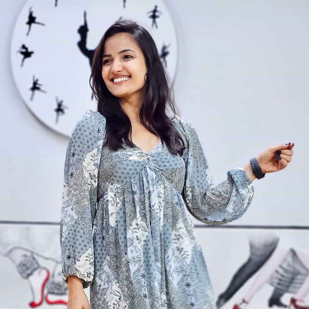 చురుకుతనం, క్రేజీ లుక్స్‌తో సిరి యూత్‌ను భలేగా ఆకట్టుకుంది. తన ఫ్యాన్స్ ఫాలోయింగ్‌ను అమాంతం పెంచేసింది. 