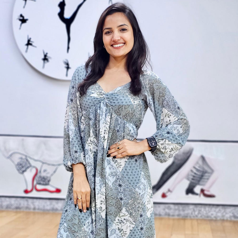 శ్రీహాన్‌తో కలిసి ఇటీవల వెబ్‌సిరీస్‌లో నటించిన సిరి హన్మంత్.. యూట్యూబ్‌లో సందడి చేసి మంచి క్రేజ్ సంపాదించింది. 