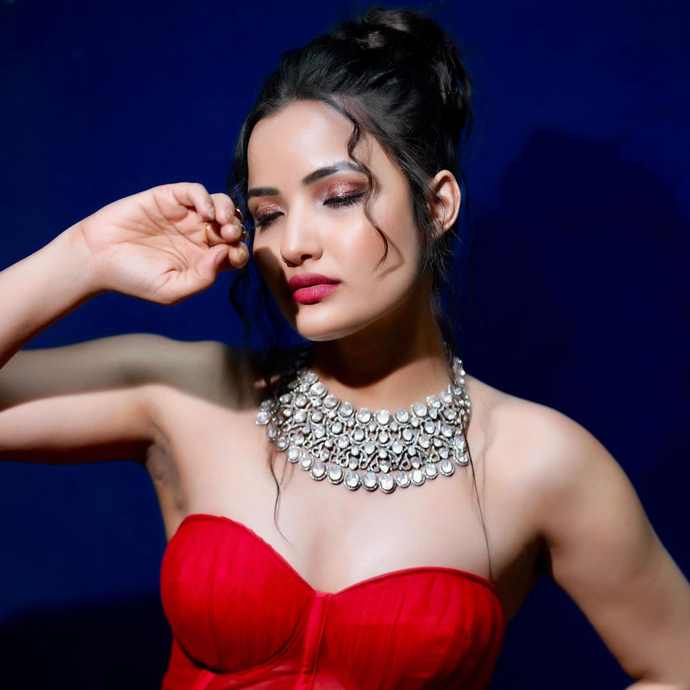 సోషల్ మీడియా ఇన్‌ఫ్లూయన్సర్‌గా సిరి హన్మంత్ అందరికీ సుపరిచితమే. పలు వెబ్‌సిరీస్‌లతో తనకంటూ ప్రత్యెక గుర్తింపు తెచ్చింది. 