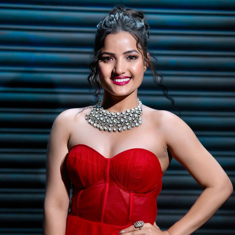  కెరియర్ బిగినింగ్‌లో ఆమె ఓ యూట్యూబ్‌ చానెల్‌లో రిపోర్టర్‌గా, కొన్ని న్యూస్‌ ఛానెళ్లలో సైతం న్యూస్ రీడర్‌గా చేసింది. 