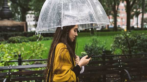 Smartphone Tips: వర్షంలో వెళ్లాలి.. కానీ ఫోన్ తడవకూడదు.. ఎలా? ఇదిగో ఈ టిప్స్ పాటించండి చాలు..