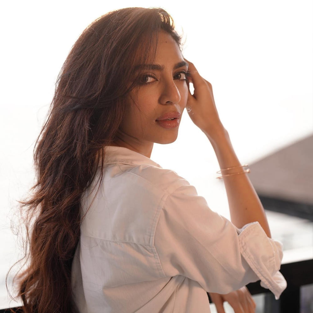 శోభిత ధూళిపాళ మోడలింగ్ రంగంలో కెరీర్ మొదలు పెట్టి మెల్లగా సినిమా రంగం లోకి వచ్చింది. గూఢచారి సినిమాతో తెలుగు తెరకు పరిచయమైన శోభిత. సోషల్ మీడియాలో ఎప్పుడు యాక్టీవ్‌గా ఉంటూ నయా ఫోటోస్ ను షేర్ చేస్తూ ఉంటుంది ఈ ముద్దుగుమ్మ.
