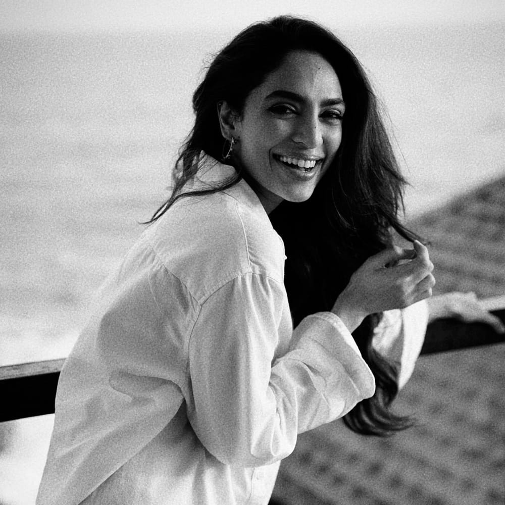 శోభిత ధూళిపాళ మోడలింగ్ రంగంలో కెరీర్ మొదలు పెట్టి మెల్లగా సినిమా రంగం లోకి వచ్చింది. గూఢచారి సినిమాతో తెలుగు తెరకు పరిచయమైన శోభిత. సోషల్ మీడియాలో ఎప్పుడు యాక్టీవ్‌గా ఉంటూ నయా ఫోటోస్ ను షేర్ చేస్తూ ఉంటుంది ఈ ముద్దుగుమ్మ.
