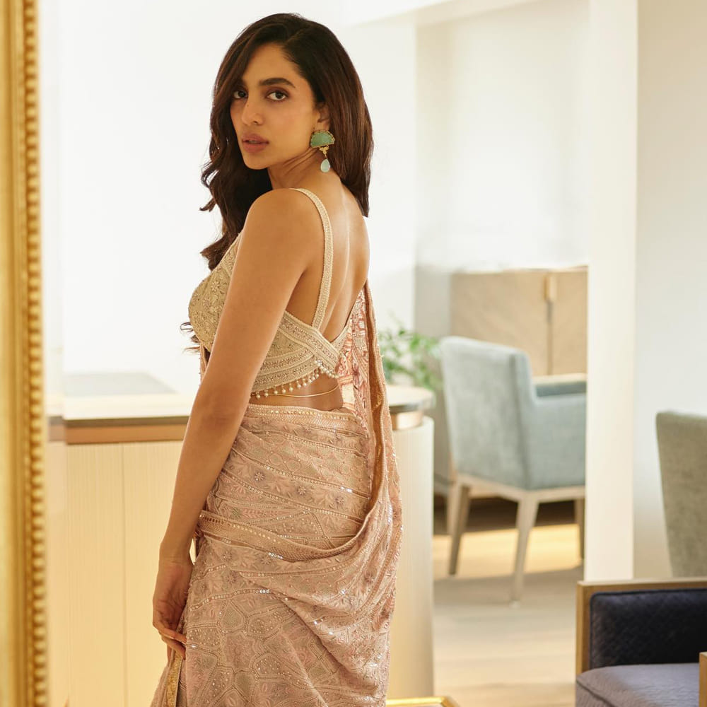 శోభిత ధూళిపాళ మోడలింగ్ రంగంలో కెరీర్ మొదలు పెట్టి మెల్లగా సినిమా రంగం లోకి వచ్చింది. గూఢచారి సినిమాతో తెలుగు తెరకు పరిచయమైన శోభిత. సోషల్ మీడియాలో ఎప్పుడు యాక్టీవ్‌గా ఉంటూ నయా ఫోటోస్ ను షేర్ చేస్తూ ఉంటుంది ఈ ముద్దుగుమ్మ.
