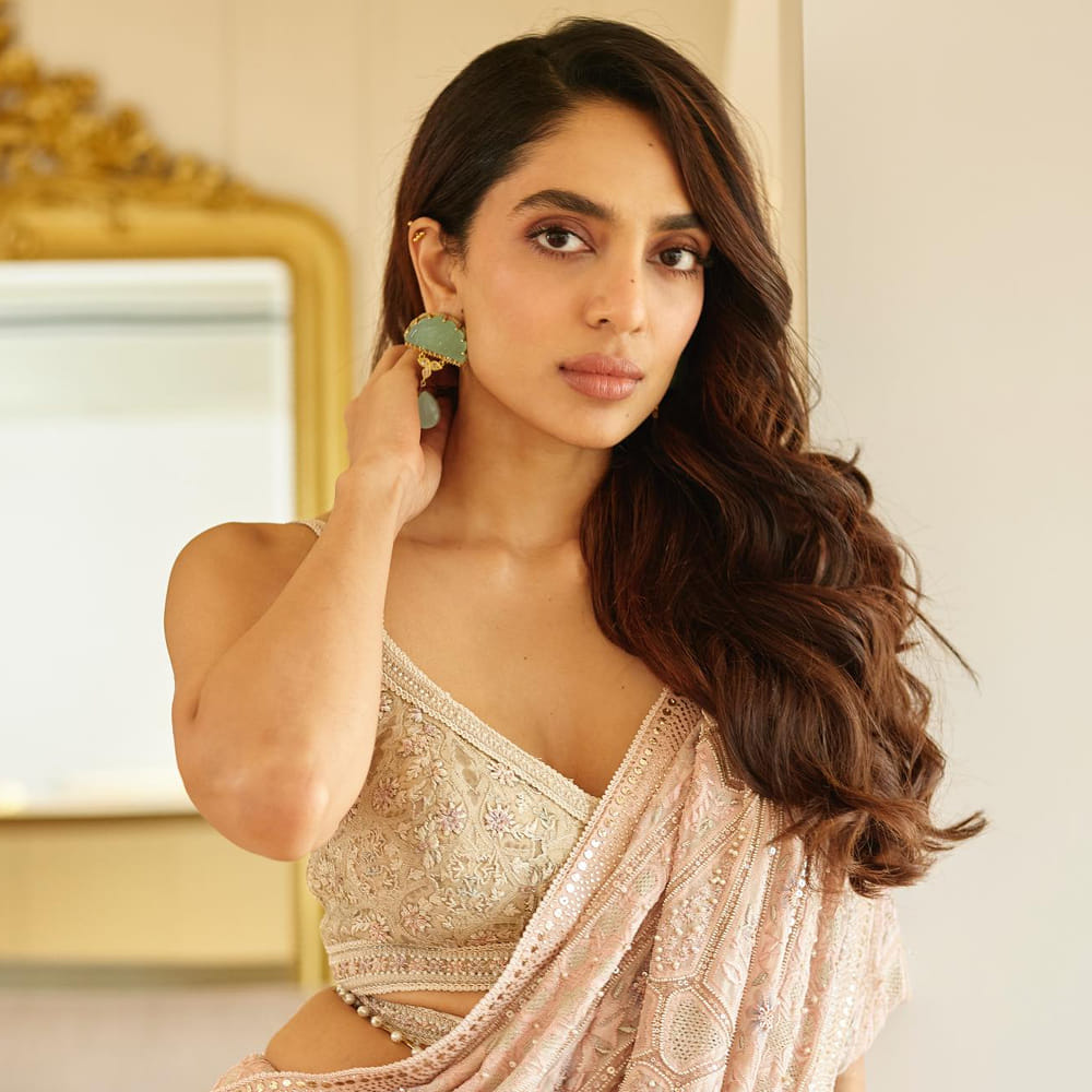 శోభిత ధూళిపాళ మోడలింగ్ రంగంలో కెరీర్ మొదలు పెట్టి మెల్లగా సినిమా రంగం లోకి వచ్చింది. గూఢచారి సినిమాతో తెలుగు తెరకు పరిచయమైన శోభిత. సోషల్ మీడియాలో ఎప్పుడు యాక్టీవ్‌గా ఉంటూ నయా ఫోటోస్ ను షేర్ చేస్తూ ఉంటుంది ఈ ముద్దుగుమ్మ.
