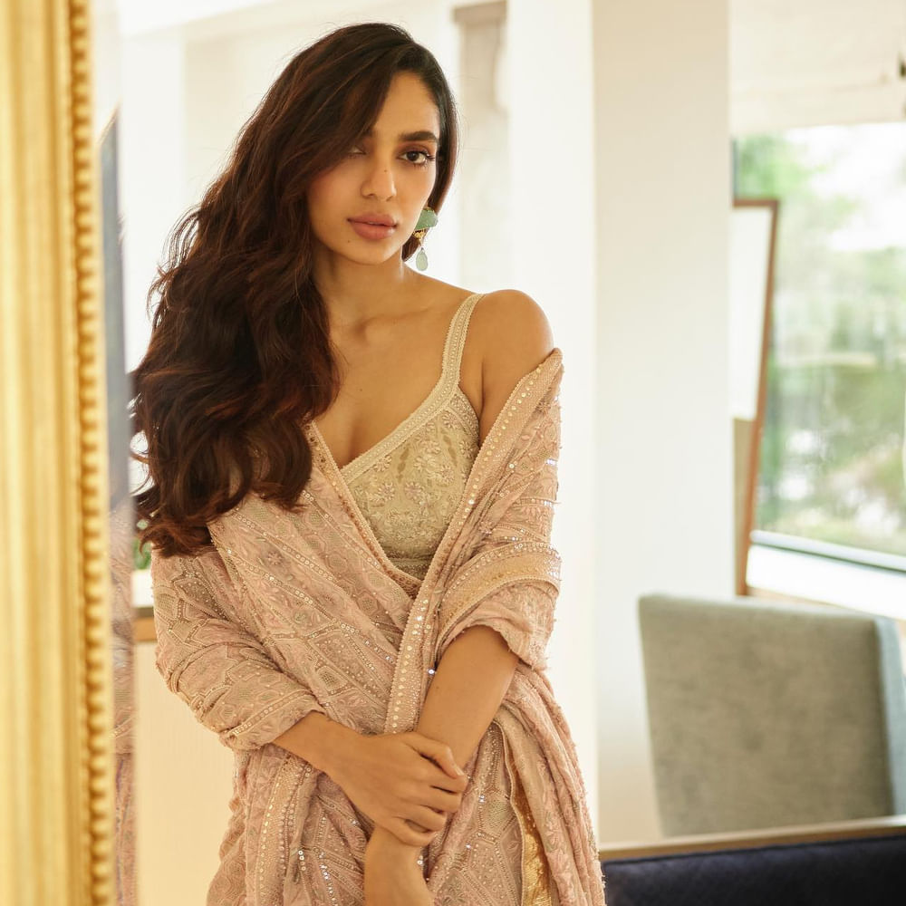 శోభిత ధూళిపాళ మోడలింగ్ రంగంలో కెరీర్ మొదలు పెట్టి మెల్లగా సినిమా రంగం లోకి వచ్చింది. గూఢచారి సినిమాతో తెలుగు తెరకు పరిచయమైన శోభిత. సోషల్ మీడియాలో ఎప్పుడు యాక్టీవ్‌గా ఉంటూ నయా ఫోటోస్ ను షేర్ చేస్తూ ఉంటుంది ఈ ముద్దుగుమ్మ.
