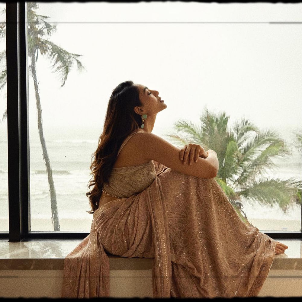 శోభిత ధూళిపాళ మోడలింగ్ రంగంలో కెరీర్ మొదలు పెట్టి మెల్లగా సినిమా రంగం లోకి వచ్చింది. గూఢచారి సినిమాతో తెలుగు తెరకు పరిచయమైన శోభిత. సోషల్ మీడియాలో ఎప్పుడు యాక్టీవ్‌గా ఉంటూ నయా ఫోటోస్ ను షేర్ చేస్తూ ఉంటుంది ఈ ముద్దుగుమ్మ.
