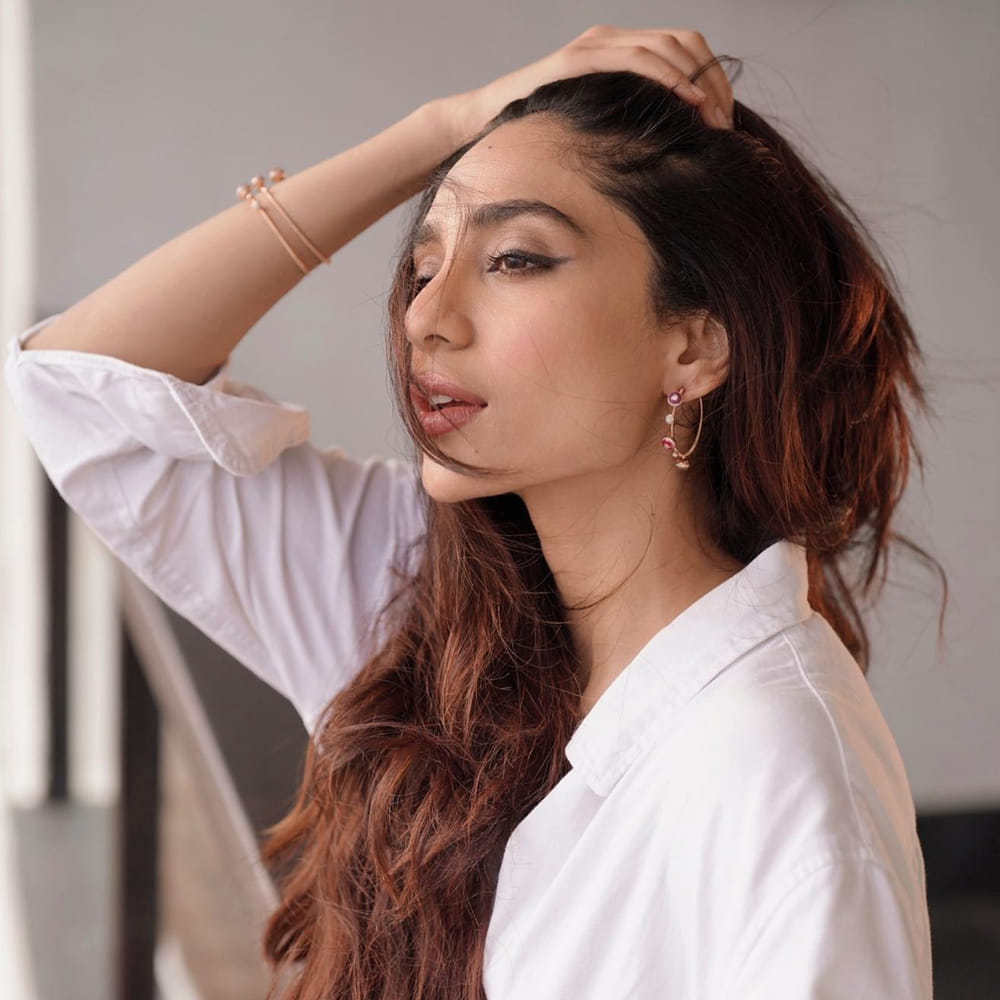 శోభిత ధూళిపాళ మోడలింగ్ రంగంలో కెరీర్ మొదలు పెట్టి మెల్లగా సినిమా రంగం లోకి వచ్చింది. గూఢచారి సినిమాతో తెలుగు తెరకు పరిచయమైన శోభిత. సోషల్ మీడియాలో ఎప్పుడు యాక్టీవ్‌గా ఉంటూ నయా ఫోటోస్ ను షేర్ చేస్తూ ఉంటుంది ఈ ముద్దుగుమ్మ.
