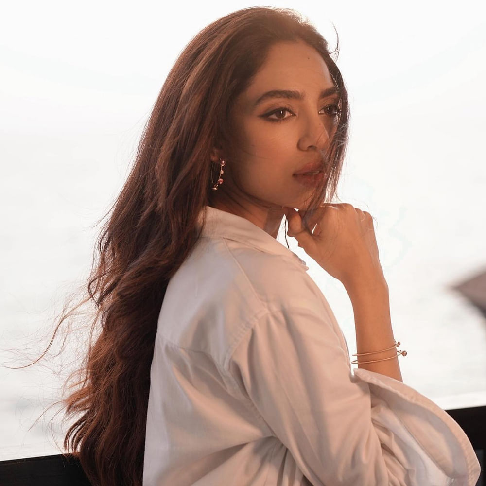 శోభిత ధూళిపాళ మోడలింగ్ రంగంలో కెరీర్ మొదలు పెట్టి మెల్లగా సినిమా రంగం లోకి వచ్చింది. గూఢచారి సినిమాతో తెలుగు తెరకు పరిచయమైన శోభిత. సోషల్ మీడియాలో ఎప్పుడు యాక్టీవ్‌గా ఉంటూ నయా ఫోటోస్ ను షేర్ చేస్తూ ఉంటుంది ఈ ముద్దుగుమ్మ.
