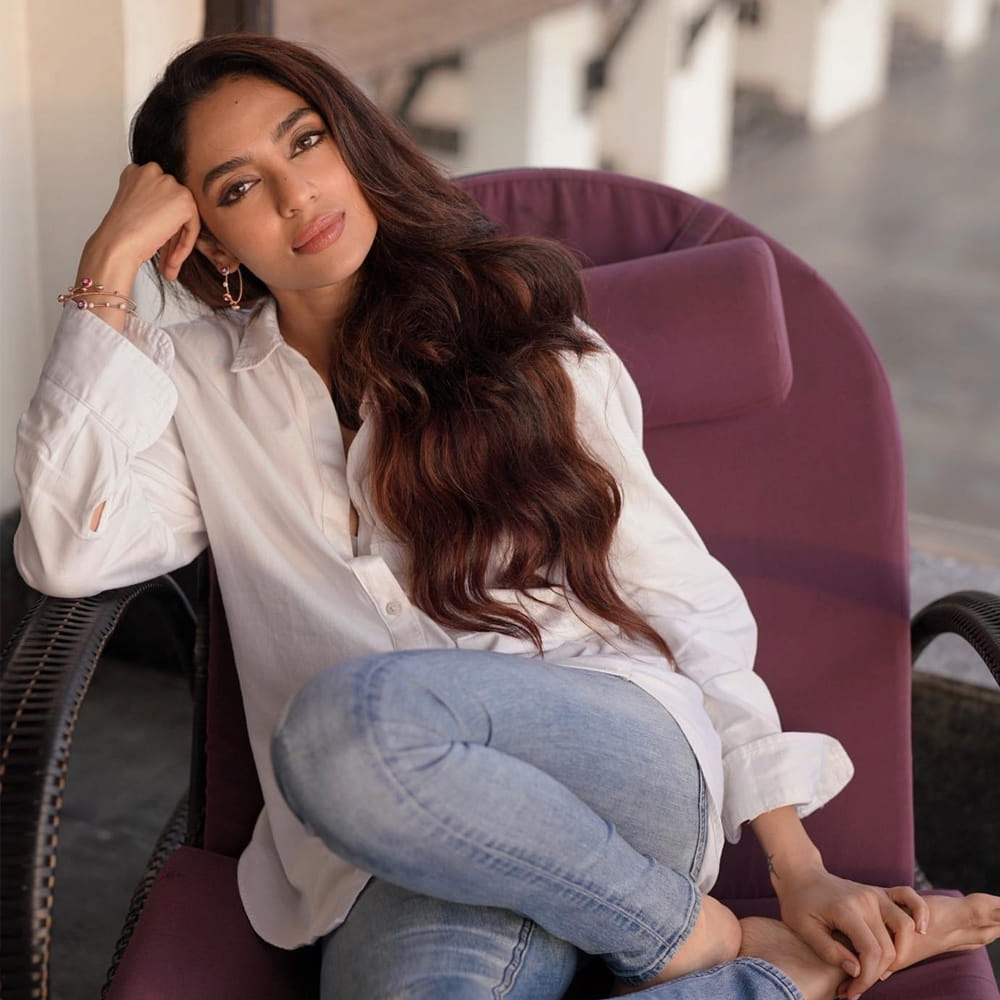 శోభిత ధూళిపాళ మోడలింగ్ రంగంలో కెరీర్ మొదలు పెట్టి మెల్లగా సినిమా రంగం లోకి వచ్చింది. గూఢచారి సినిమాతో తెలుగు తెరకు పరిచయమైన శోభిత. సోషల్ మీడియాలో ఎప్పుడు యాక్టీవ్‌గా ఉంటూ నయా ఫోటోస్ ను షేర్ చేస్తూ ఉంటుంది ఈ ముద్దుగుమ్మ.
