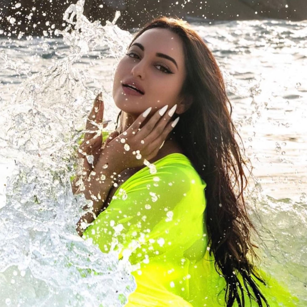 బాలీవుడ్ హాట్ బ్యూటీ సోనాక్షి సిన్హా.. దబాంగ్ సినిమాతో మంచి పాపులారిటీ సంపాదించిన ఈ ముద్దుగుమ్మకు అవకాశాలు వెతుకుంటూ వచ్చాయి.. ఇక తన గ్లామర్ గురించి చెప్పాల్సిన అవసరమే లేదు.. ఈమె హాట్ ఫొటోస్ చూస్తే అభిమానులు ఫుల్ ఖుష్ అవుతుంటారు. ఈ వయ్యారి భామ బీచ్ లో హాట్ ఫోజులతో రచ్చ చేస్తున్న ఫొటోస్ ఎట్ట్రాక్ట్ చేస్తున్నాయి.