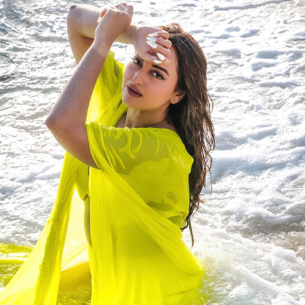 బాలీవుడ్ హాట్ బ్యూటీ సోనాక్షి సిన్హా.. దబాంగ్ సినిమాతో మంచి పాపులారిటీ సంపాదించిన ఈ ముద్దుగుమ్మకు అవకాశాలు వెతుకుంటూ వచ్చాయి.. ఇక తన గ్లామర్ గురించి చెప్పాల్సిన అవసరమే లేదు.. ఈమె హాట్ ఫొటోస్ చూస్తే అభిమానులు ఫుల్ ఖుష్ అవుతుంటారు. ఈ వయ్యారి భామ బీచ్ లో హాట్ ఫోజులతో రచ్చ చేస్తున్న ఫొటోస్ ఎట్ట్రాక్ట్ చేస్తున్నాయి.