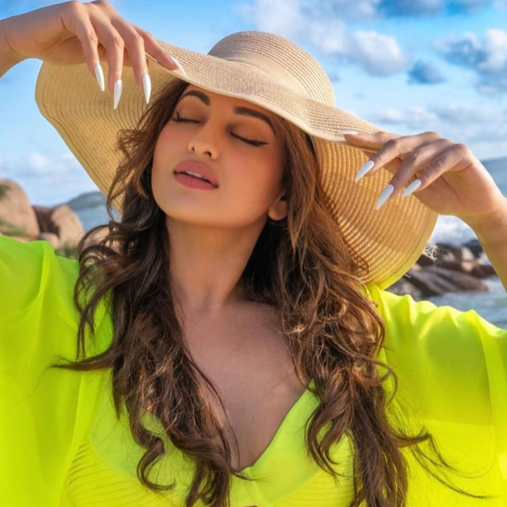 బాలీవుడ్ హాట్ బ్యూటీ సోనాక్షి సిన్హా.. దబాంగ్ సినిమాతో మంచి పాపులారిటీ సంపాదించిన ఈ ముద్దుగుమ్మకు అవకాశాలు వెతుకుంటూ వచ్చాయి.. ఇక తన గ్లామర్ గురించి చెప్పాల్సిన అవసరమే లేదు.. ఈమె హాట్ ఫొటోస్ చూస్తే అభిమానులు ఫుల్ ఖుష్ అవుతుంటారు. ఈ వయ్యారి భామ బీచ్ లో హాట్ ఫోజులతో రచ్చ చేస్తున్న ఫొటోస్ ఎట్ట్రాక్ట్ చేస్తున్నాయి.