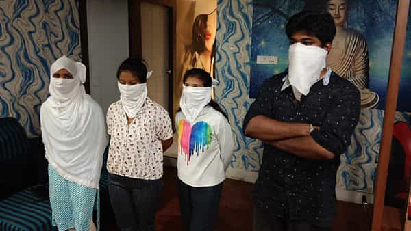 Hyderabad: మసాజ్ పార్లర్స్పై టాస్క్ ఫోర్స్ అధికారుల దాడులు.. 34 మంది అదుపులోకి..