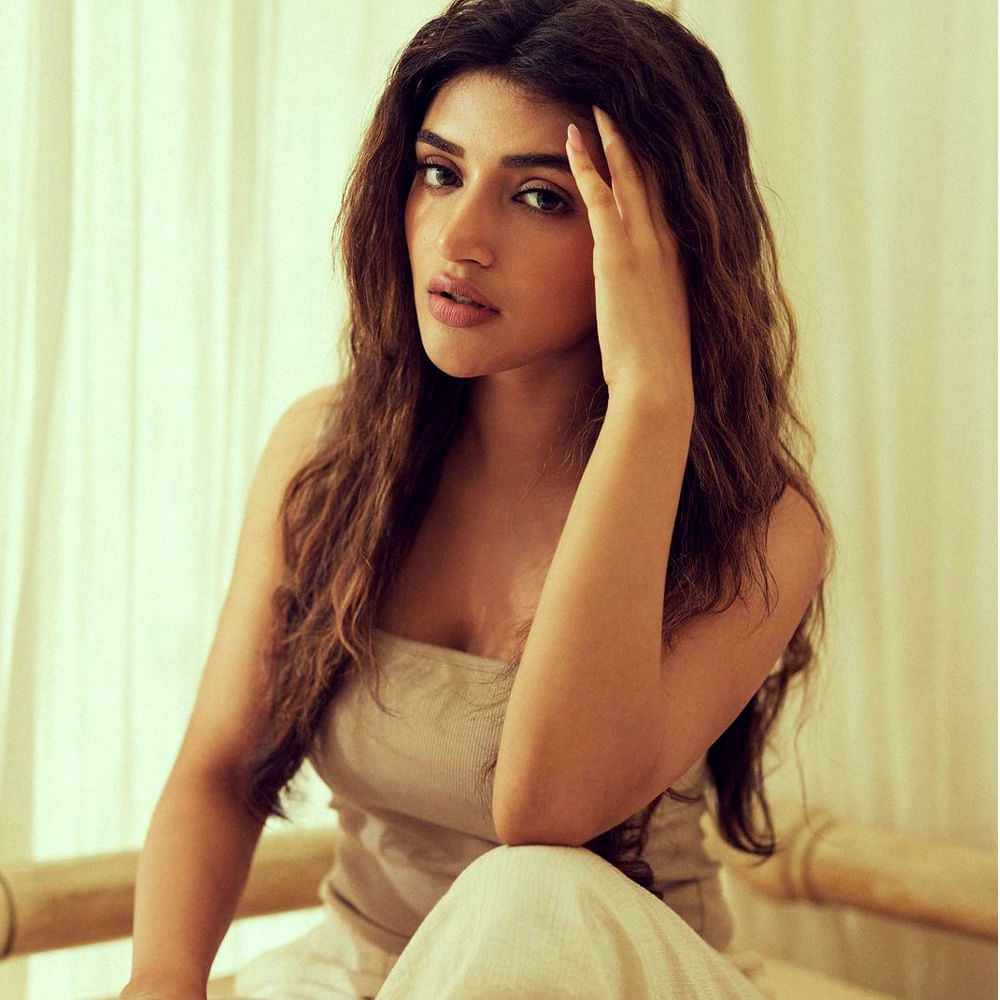 నయా గ్లామర్... ఫీల్డ్ లోకి ఎంటర్ అవుతుంటే, సీనియర్లు సైడ్ ఇవ్వాల్సిందే. అందులోనూ యంగ్స్టర్స్ ఇంకాస్త దూకుడుమీదుంటే, స్టార్ హీరోయిన్స్ సైలెంట్గా ఇంకో రూట్ చూసుకోవాల్సిందే. ఇప్పుడు టాలీవుడ్లో ఇలాంటి ట్రాన్స్ ఫర్మేషన్ కనిపిస్తోంది. స్టార్ హీరోల పక్కన స్టెప్పులేసిన వాళ్లు ఫీమేల్ ఓరియంటెడ్ స్టోరీలకు సై అంటున్నారు. అలాంటి వారిలో శ్రీలీల ఒకరు.