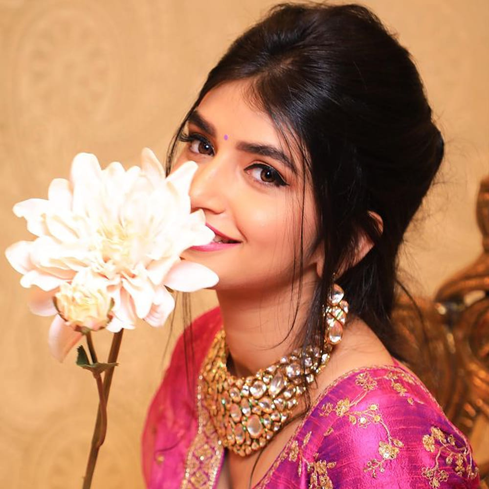 శ్రీలీల.. ఇప్పుడు ఈ పేరు ఒక బ్రాండ్ ఈమెకు అసలు పరిచయమే అవసరంలేదు. పెళ్లి సందD సినిమాతో సినీ ప్రేక్షకులకు దగ్గరైన ఈ వయ్యారి భామ రెండు సినిమాలకే విపరీతమైన ఫాలోయింగ్ సంపాందించేసింది. వరస సినిమాలతో ఫుల్ ఫార్మ్ లో ఉన్న ఈ ముద్దుగుమ్మ అందాలకి ఫిదా కాని వారు ఉండరు. రీసెంట్ గా శ్రీలీల సోషల్ మీడియాలో పోస్ట్ చేసిన ఫొటోస్ కు ఫ్యాన్స్ ఫుల్ ఖుషి అవుతున్నారు..