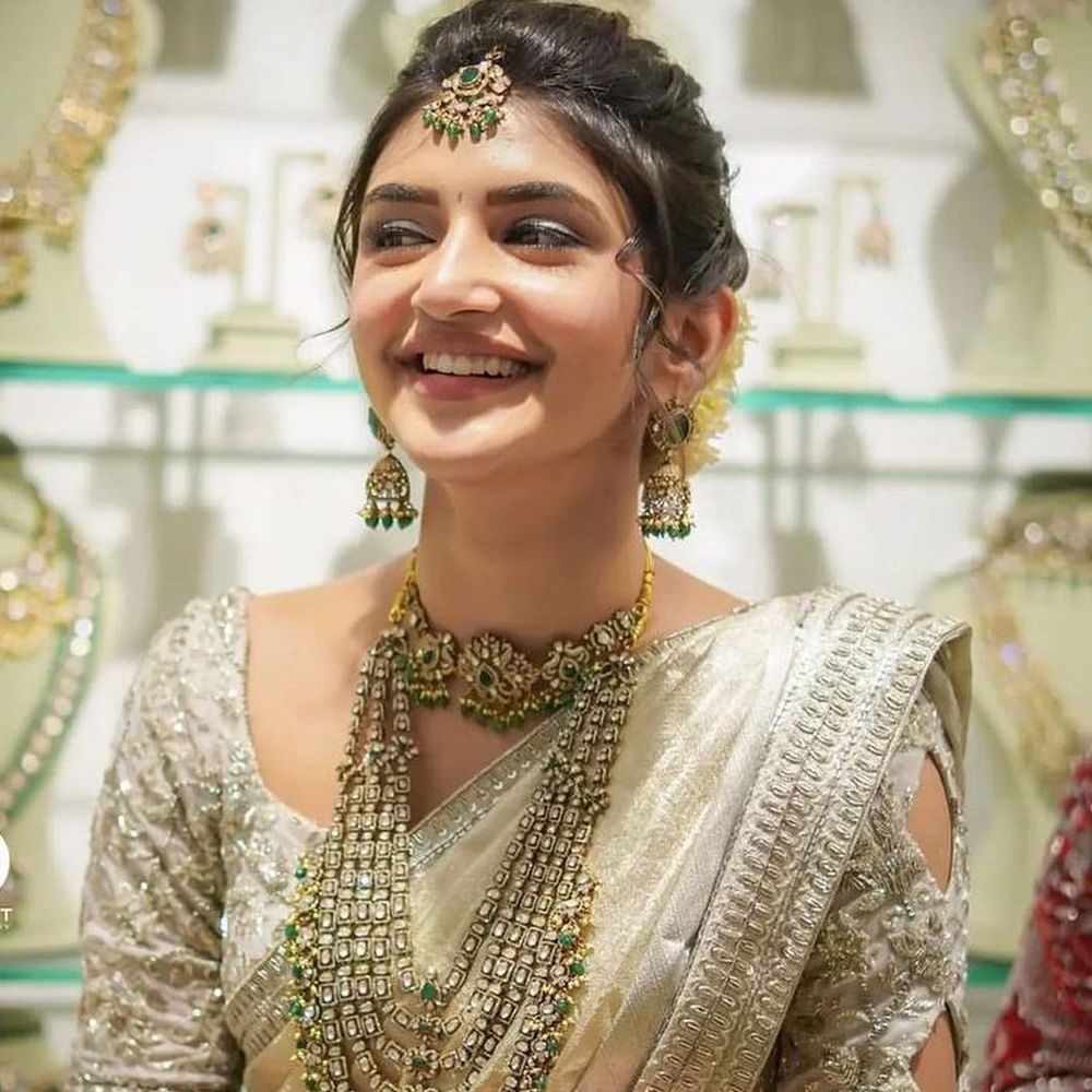 శ్రీలీల.. ఇప్పుడు ఈ పేరు ఒక బ్రాండ్ ఈమెకు అసలు పరిచయమే అవసరంలేదు. పెళ్లి సందD సినిమాతో సినీ ప్రేక్షకులకు దగ్గరైన ఈ వయ్యారి భామ రెండు సినిమాలకే విపరీతమైన ఫాలోయింగ్ సంపాందించేసింది. వరస సినిమాలతో ఫుల్ ఫార్మ్ లో ఉన్న ఈ ముద్దుగుమ్మ అందాలకి ఫిదా కాని వారు ఉండరు. రీసెంట్ గా శ్రీలీల సోషల్ మీడియాలో పోస్ట్ చేసిన ఫొటోస్ కు ఫ్యాన్స్ ఫుల్ ఖుషి అవుతున్నారు..